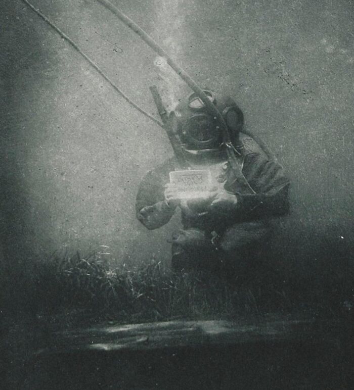 First photo taken underwater, 1899